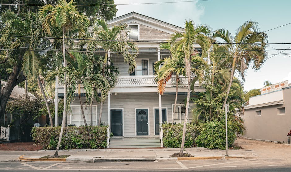 An image showing the Florida property market trends and its impact on long-distance moving companies.