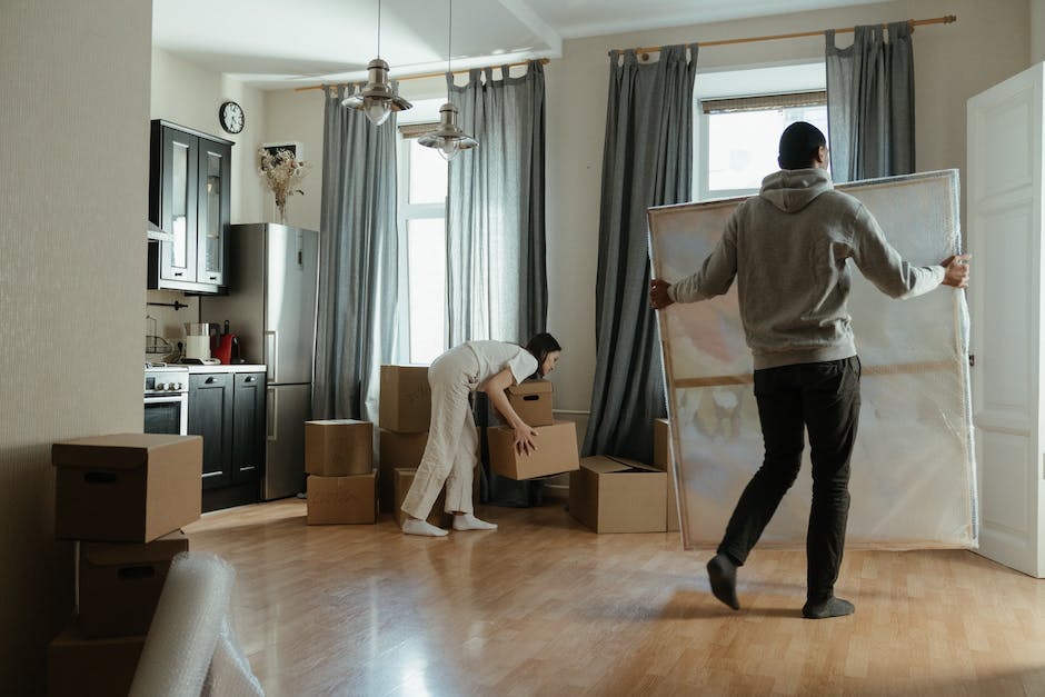 An image showing a futuristic city skyline with moving boxes symbolizing relocation services