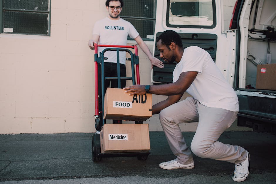 Image of gig movers carrying boxes, representing the gig economy phenomenon in the residential moving market.