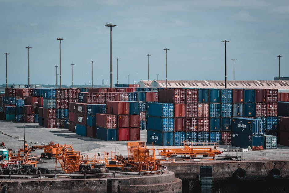 Image of a warehouse with boxes stacked up, symbolizing the moving and storage industry.