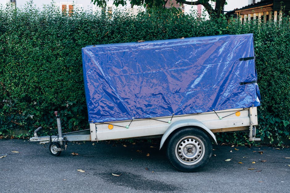 Image of a moving truck with logo and contact information, representing moving company reviews