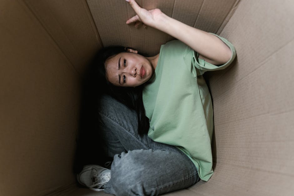 Image of a person holding a cardboard box with arrows pointing to different moving services and piles of money to symbolize cost savings