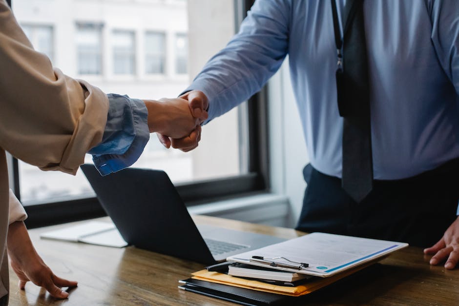 An image depicting a person looking skeptical while talking to a moving company representative, representing the need to protect oneself from moving scams