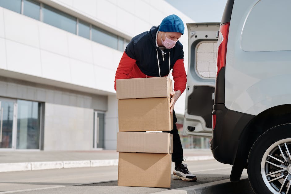 Image of a person holding a cardboard box, representing the moving scams discussed in the text