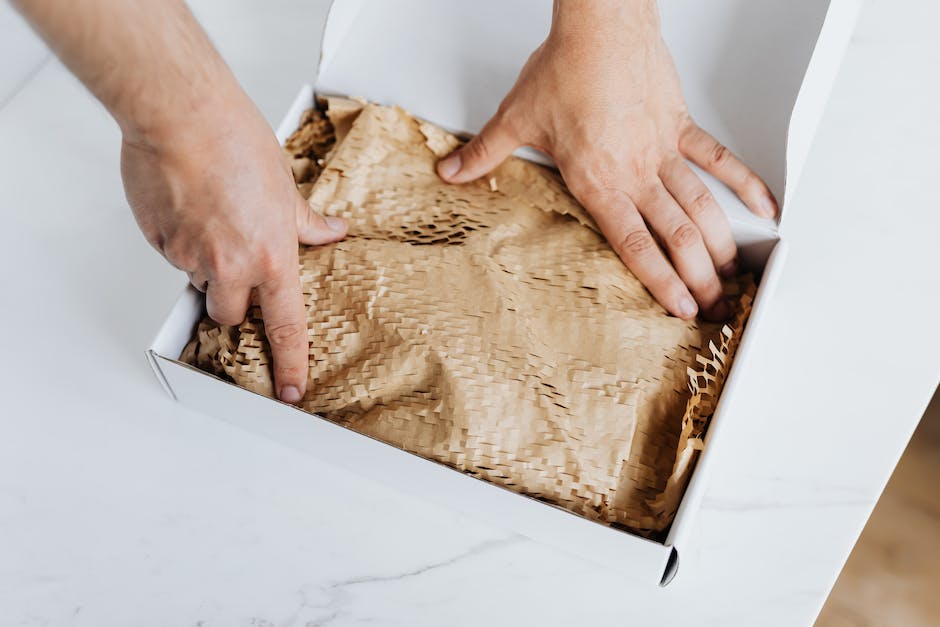 Image showing various packing materials and techniques to optimize the safety and smooth transition of items during a move.