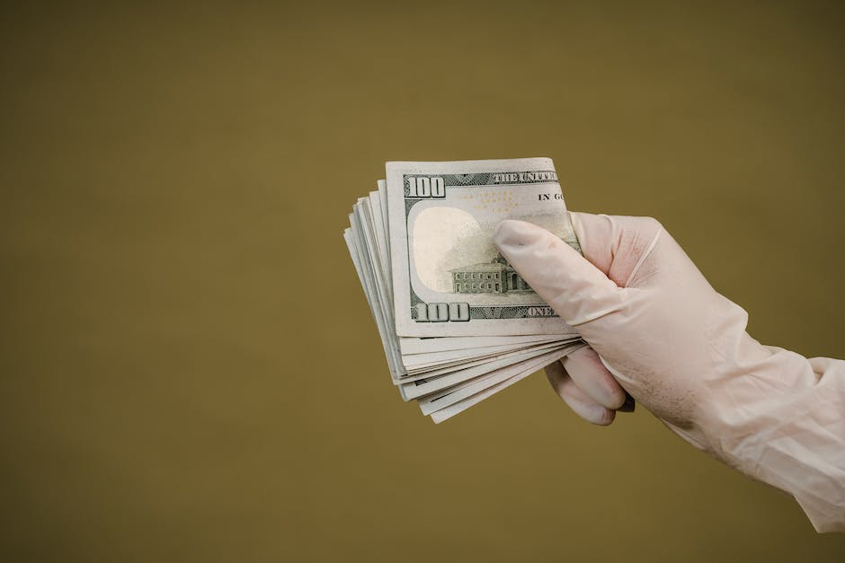 Image illustrating savings in interstate moves, showing a hand holding money stack